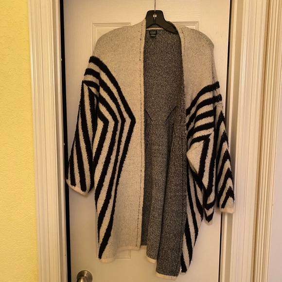 Heavy Cardigan with Geometric Design - Picture 1 of 3